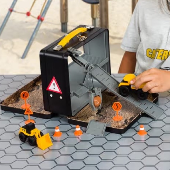 CAT Little Machines Store-N-Go Playset - Yellow and Black - Picture 5 of 5